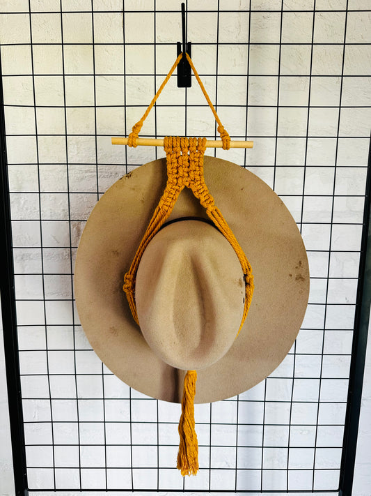 Single hat holder on dowel